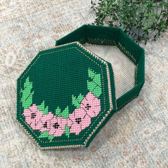 Needlepoint trinket box - Picture 3 of 8